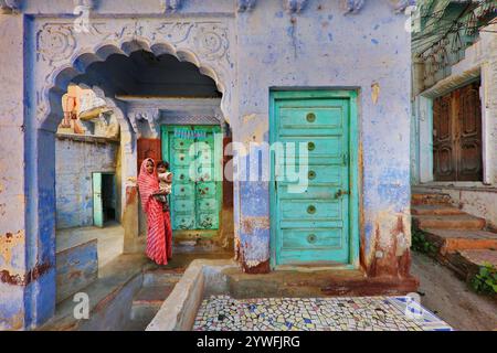 Donna del posto con il suo bambino nella città Blu di Jodhpur, India Foto Stock