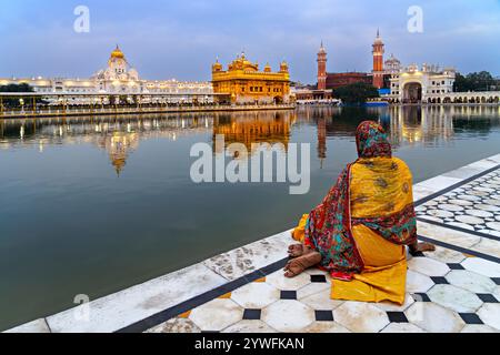 Ammira il Tempio d'Oro al crepuscolo di Amritsar, Punjab, India Foto Stock
