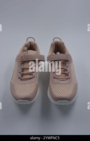 Morbida pesca, mocassini sportivi rosa, sneaker morbide in rete sintetica, tessuto, ecopelle e suola alta bianca. Foto Stock