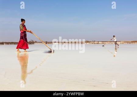 Saline a Rann di Kutch con gente che raccoglie sale, Rann di Kutch, India Foto Stock