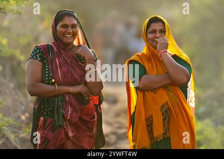 Donne gujarati nel loro sari a Muli, India Foto Stock