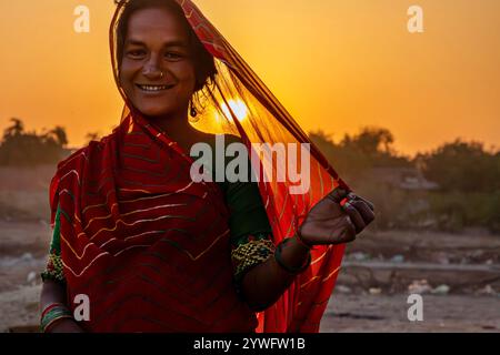 Donna del posto all'alba a Rann di Kutch, Gujarat, India Foto Stock