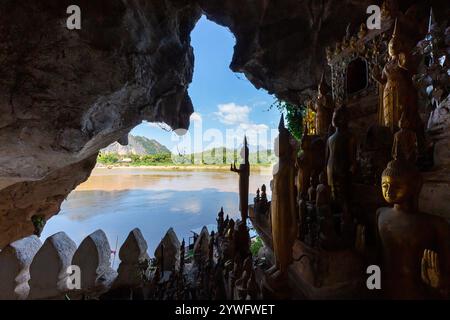 Tempio della grotta Pak Ou a Luang Prabang, Laos Foto Stock