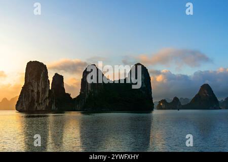 Ammira le formazioni rocciose carsiche nella baia di ha Long, Vietnam Foto Stock