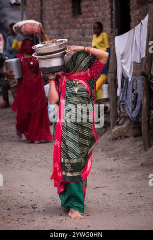 Donna indiana con facce coperte, Gujarat, India Foto Stock