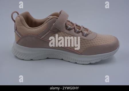 Morbida pesca, mocassini sportivi rosa, sneaker morbide in rete sintetica, tessuto, ecopelle e suola alta bianca. Foto Stock