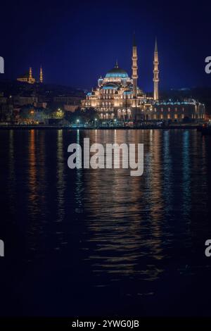 Scena notturna sopra la nuova Moschea conosciuta anche come Yeni Cami, al crepuscolo, a Istanbul, Turchia. Foto Stock