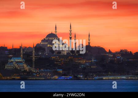 Moschea Suleymaniye al tramonto a Istanbul, Turchia Foto Stock