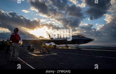 241209-N-FS097-1110 PHILIPPINE SEA (9 dicembre 2024) – i marinai segnalano un F-35C Lightning II assegnato ai "Warhawks" dello Strike Fighter Squadron (VFA) 9 Foto Stock