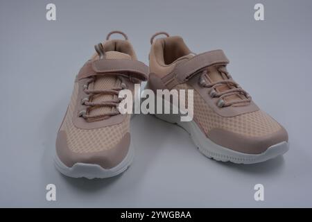 Morbida pesca, mocassini sportivi rosa, sneaker morbide in rete sintetica, tessuto, ecopelle e suola alta bianca. Foto Stock