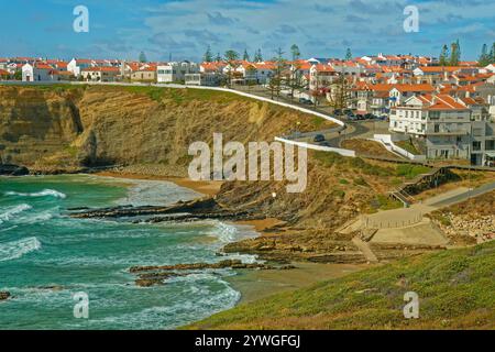 La facciata dell'Oceano Atlantico della città di Zambujeira do Mar sulla costa occidentale del Portogallo. Foto Stock