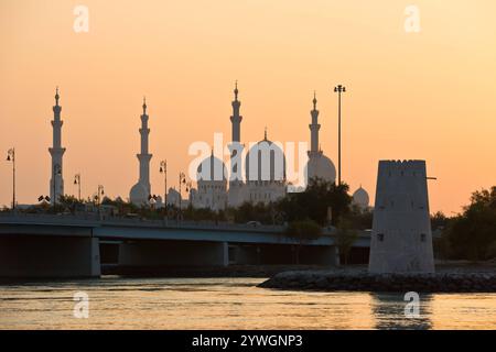 Weiße Sheikh-Zayed-Moschee ad Abu Dhabi, VAE Weiße Sheikh-Zayed-Moschee ad Abu Dhabi, VAE Vista della famosa Moschea Bianca dello Sceicco Zayed ad Abu Dhabi, Emirati Arabi Uniti Foto Stock