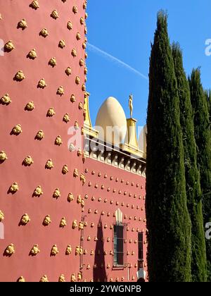 Figueres, Spagna - 7 aprile 2023: Esterno del Museo-Teatro Salvador Dalí di Figueres, Spagna. Architettura surreale con iconiche sculture di uovo e G Foto Stock
