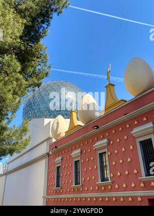 Figueres, Spagna - 7 aprile 2023: Esterno del Museo-Teatro Salvador Dalí di Figueres, Spagna. Architettura surreale con iconiche sculture di uovo e G Foto Stock