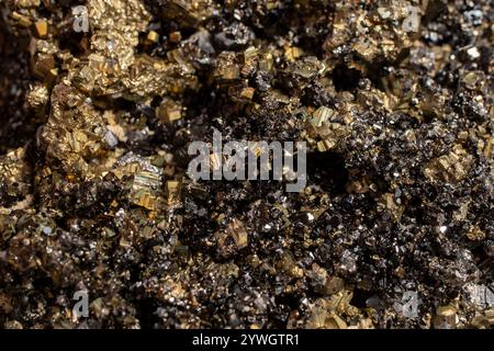 Fiore minerale di pirite colore nero e dorato messa a fuoco morbida primo piano, motivo astratto Foto Stock