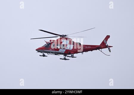 Elicottero di salvataggio Rega in volo, Cantone di Lucerna, Svizzera, Europa Foto Stock