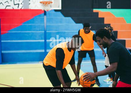 Amici afroamericani che giocano a basket all'aperto - stile di vita sportivo e concetto urbano - Focus sul volto dell'uomo destro - editing in bianco e nero Foto Stock