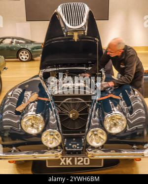 Bonhams Londra, Regno Unito. 11 dicembre 2024. 1952Jaguar XK120 Roadster est £80.000-100.000 presso i saldi Bond Street di Bonhams New Bond Street, Londra. Asta di automobili 12 dic 2024.Paul Quezada-Neiman/Alamy Live News crediti: Paul Quezada-Neiman/Alamy Live News Foto Stock