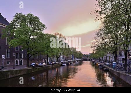 Canale alla luce della sera dopo il tramonto, Amsterdam, Olanda settentrionale, Paesi Bassi Foto Stock