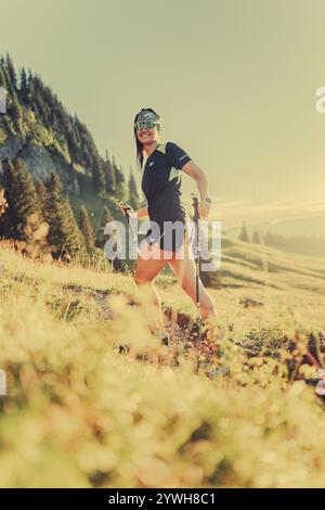 Sentieri estivi ed escursioni nelle Alpi sul passo Riedberg tra Obermaiselstein e Balderschwang nell'Allgaeu, Baviera, Germania, Europa Foto Stock