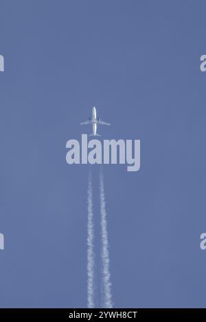 Aerei jet Boeing 737 di compagnie aeree Jet 2 che volano in un cielo blu con una pista di vapore o contrail alle spalle, Inghilterra, Regno Unito, Europa Foto Stock