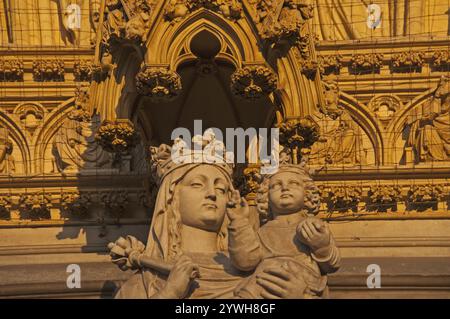 Portale principale della facciata occidentale della cattedrale di Colonia con statua della Vergine Maria, Gesù bambino e la storia della salvezza di fronte alla Redenzione Foto Stock