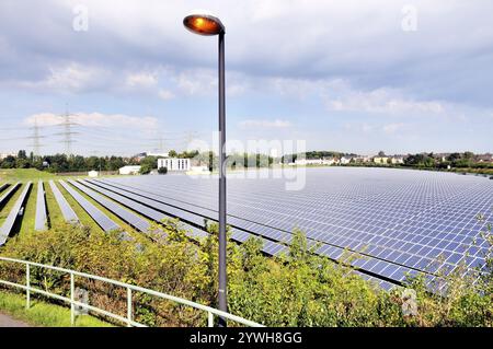 A Troisdorf-Oberlar, il più grande impianto fotovoltaico a terra della Renania settentrionale-Vestfalia è installato su un'area di 80, 000 metri quadrati Foto Stock