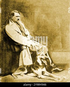 Adolph Hitler e il suo cane da pastore tedesco preferito Blondi, dono nel 1941 di Martin Bormann, capo di stato maggiore di Hitler, Blondi si dice sia stato costantemente al suo fianco e abbia persino dormito nel suo letto nel Führerbunker della Cancelleria del Reich. Si dice che la femmina abbia dato alla luce un certo numero di cuccioli, uno chiamato Wulf e si dice che sia morto per avvelenamento con una capsula di cianuro nel bunker. - Adolf Hitler und Sein Lieblingsschäferhund Blondi, ein Geschenk von Martin Bormann, Hitlers Stabschef, aus dem Jahr 1941, Foto Stock