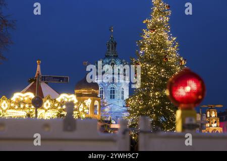 Recinzione a barriera e lampada da costruzione di fronte al mercato di Natale del castello di Charlottenburg. Berlino, 08.12.2024 Foto Stock