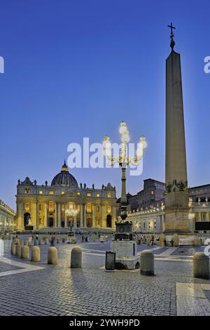 Cattedrale, San Pietro, Basilica di San Pietro, obelisco, palazzi Vaticani, Piazza San Pietro, Vaticano al crepuscolo, Roma, Lazio, Italia, Europa Foto Stock