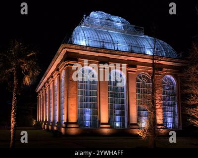 Casa di vetro o palme vittoriana illuminata di notte da luci colorate, Royal Botanic Gardens, Edimburgo, Scozia, Regno Unito Foto Stock