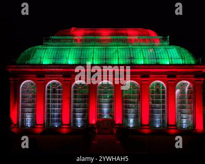 Casa di vetro o palme vittoriana illuminata di notte da luci colorate, Royal Botanic Gardens, Edimburgo, Scozia, Regno Unito Foto Stock