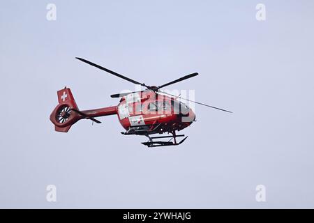 Elicottero di salvataggio Rega in volo, Cantone di Lucerna, Svizzera, Europa Foto Stock