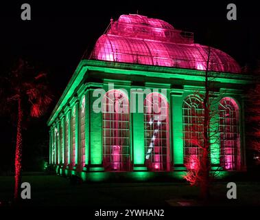 Casa di vetro o palme vittoriana illuminata di notte da luci colorate, Royal Botanic Gardens, Edimburgo, Scozia, Regno Unito Foto Stock