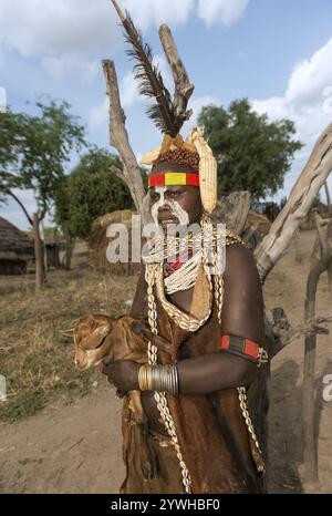 Donna del gruppo etnico Nyangatom, chiamata anche Bume, in abito festivo con gioielli per il corpo e accessori di moda tradizionali, Southern Omo Valley, Foto Stock