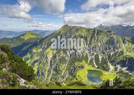 Gaisalpsee inferiore, dietro di esso l'Entschenkopf (2043 m), le Alpi Allgaeu, Allgaeu, Baviera, Germania, Europa Foto Stock