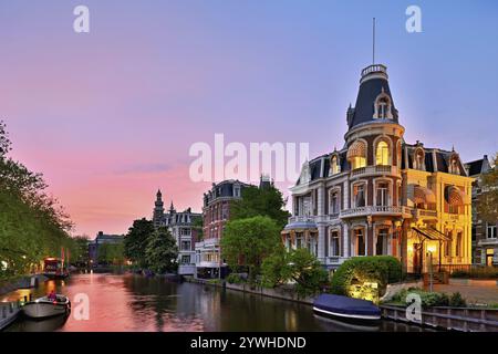 Villa della fine del XIX secolo tra Weteringschans e Singelgracht, di fronte al Rijksmuseum alla luce serale dopo il tramonto, Amster Foto Stock