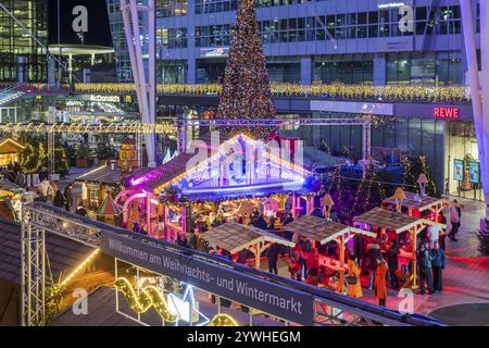 Mercatino di Natale all'aeroporto in serata, bancarelle decorate per Natale di fronte al terminal Monaco, Baviera, Germania, Europa Foto Stock