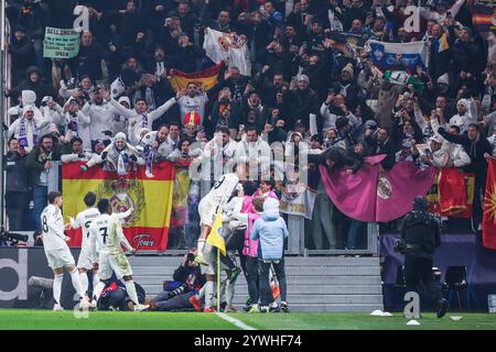 Bergamo, Italia. 10 dicembre 2024. Jude Bellingham del Real Madrid CF festeggia con i suoi compagni di squadra dopo aver segnato un gol durante la fase di UEFA Champions League 2024/25 - partita 6 tra Atalanta BC e Real Madrid CF allo stadio Gewiss credito: dpa/Alamy Live News Foto Stock