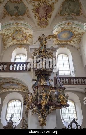 Pulpito rococò con le tre virtù divine della fede, della speranza e dell'amore, basilica di pellegrinaggio di Maria Bruennlein in stile rococò costruita tra il 1748 e il 1782 Foto Stock