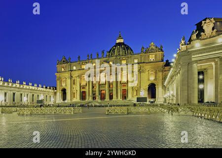 Cattedrale, San Pietro, Basilica di San Pietro, palazzi Vaticani, Piazza San Pietro, Vaticano al crepuscolo, Roma, Lazio, Italia, Europa Foto Stock