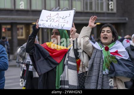 La donna siriana celebra la fine del regime di Assad dopo il cambio di potere in Siria in un raduno sulla piazza di fronte alla stazione ferroviaria principale di Foto Stock