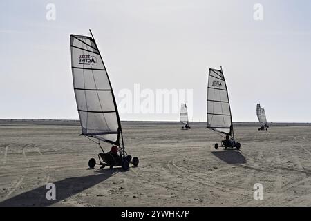 Marinaio in spiaggia su una spiaggia sabbiosa, De Cocksdorp, Mare del Nord, Texel, Isole Frisone occidentale, provincia dell'Olanda settentrionale, Paesi Bassi Foto Stock