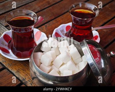 Gusta il tè culturale turco servito in piccoli bicchieri a forma di tulipano con cubetti di zucchero Foto Stock