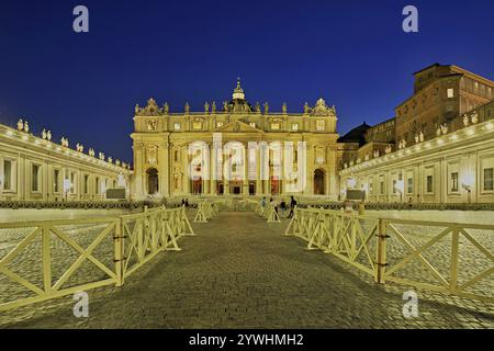 Cattedrale, San Pietro, Basilica di San Pietro, palazzi Vaticani, Piazza San Pietro, Vaticano al crepuscolo, Roma, Lazio, Italia, Europa Foto Stock