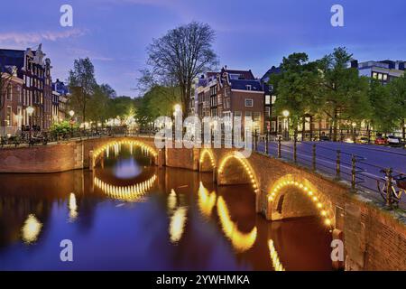 Canale Prinsengracht alla luce serale dopo il tramonto, Amsterdam, Olanda settentrionale, Paesi Bassi Foto Stock