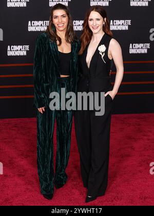 Hollywood, Stati Uniti. 10 dicembre 2024. HOLLYWOOD, LOS ANGELES, CALIFORNIA, USA - 10 DICEMBRE: Rachel Brosnahan arriva alla premiere di Los Angeles di "A complete Unknown" della Searchlight Pictures tenutasi al Dolby Theatre il 10 dicembre 2024 a Hollywood, Los Angeles, California, Stati Uniti. (Foto di Xavier Collin/Image Press Agency) credito: Image Press Agency/Alamy Live News Foto Stock