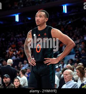 Miami (FL) Hurricanes guardano Matthew Cleveland (0) durante il Jimmy V Classic contro i Tennessee Volunteers al Madison Square Garden di New York City martedì 10 dicembre 2024. Duncan Williams/CSM (immagine di credito: © Duncan Williams/Cal Sport Media) Foto Stock