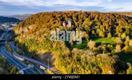 Vista aerea della fiaba Castle Coch e della A470 vicino a Cardiff, Galles, durante l'autunno Foto Stock