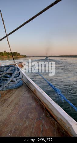 Crociera sul Nilo, vista dalla prua, in Egitto Foto Stock